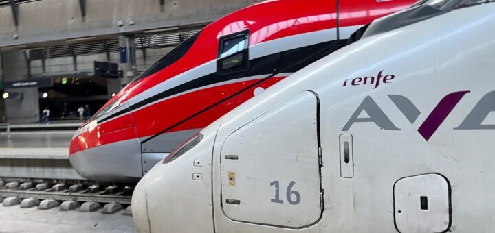 Pociągi Renfe AVE i Iryo na stacji Sevilla Santa Justa – zdjęcie archiwalne z 2023 r.