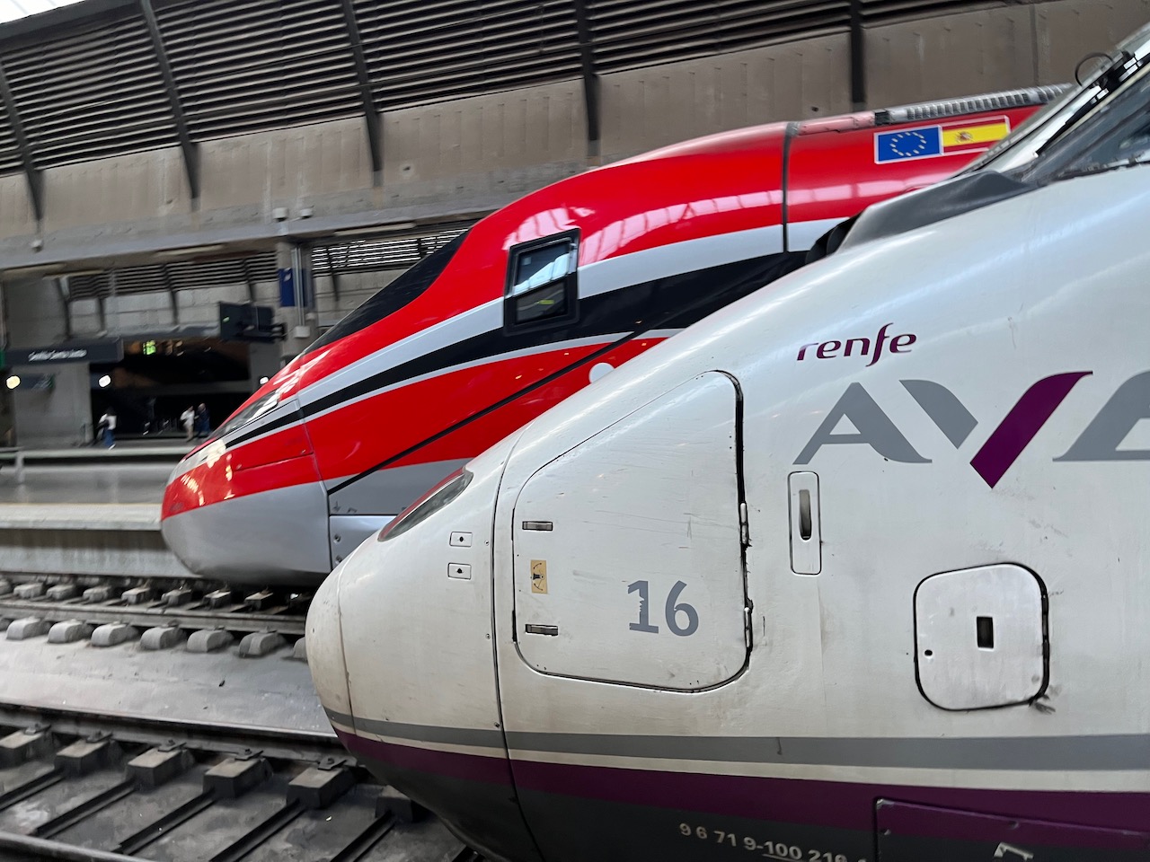 Pociągi Renfe AVE i Iryo na stacji Sevilla Santa Justa – zdjęcie archiwalne z 2023 r.